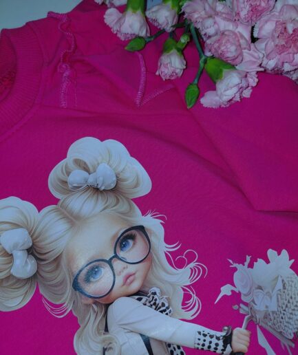 Różowa bluzka z dziewczynką w okularach, obok różowe kwiaty goździków.