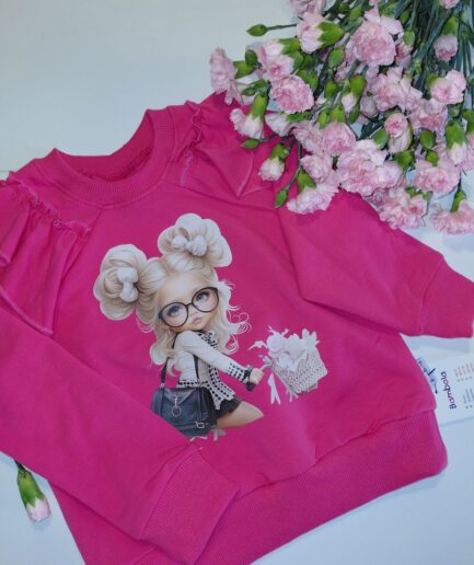 Różowa bluzka z nadrukiem dziewczynki i różowe goździki na białym tle.