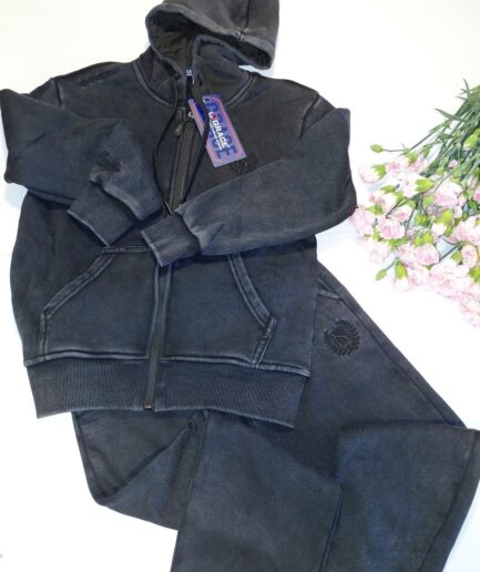 Dres grafitowy z efektem dekatyzacji, bluza z kapturem i spodnie w komplecie.